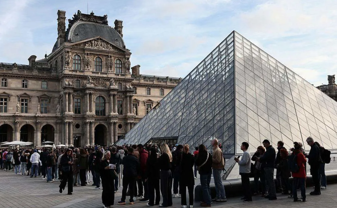 Detienen a cinco nuevos sospechosos del robo de joyas en el Museo del Louvre
