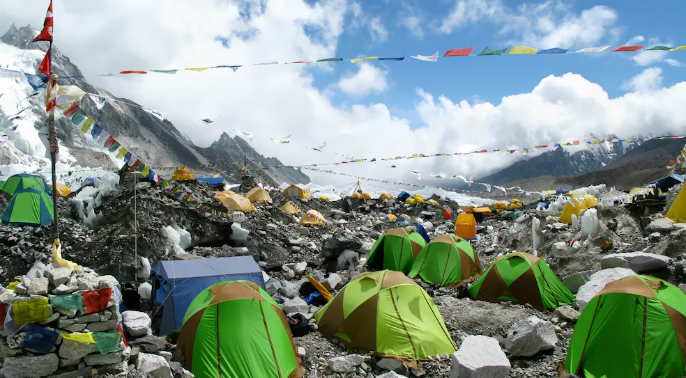 Excursionistas varados en el Everest tras inusual nevada