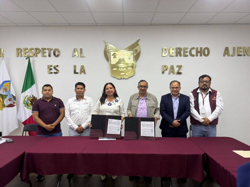 El Colegio del Estado de Hidalgo (CEH) y el Ayuntamiento de Tecozautla firmaron un convenio de colaboración para actualizar el Atlas de Peligros y/o Riesgos Naturales del municipio, documento técnico que servirá como herramienta clave para la prevención y reducción del riesgo de desastres. El proyecto estará a cargo de personal especializado del Laboratorio de Geomática del CEH, quienes realizarán un análisis espacial, elaboración de cartografía y la evaluación de riesgos. Su trabajo permitirá identificar las zonas de vulnerabilidad en el municipio y generar información precisa para la toma de decisiones en materia de protección civil y planeación urbana. Durante la firma del convenio, el director del Colegio del Estado de Hidalgo, Pablo Elías Vargas González, subrayó la importancia de la colaboración entre la academia y los gobiernos locales para impulsar proyectos que fortalezcan la seguridad, la resiliencia de las comunidades y el desarrollo sustentable de las comunidades. Con este proyecto, el CEH reafirma su compromiso con la investigación aplicada y la asesoría técnica en temas de desarrollo territorial, mientras que el Ayuntamiento de Tecozautla refuerza su interés en implementar políticas públicas basadas en conocimiento científico, orientadas al bienestar y seguridad de la población.
