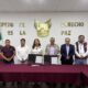 El Colegio del Estado de Hidalgo (CEH) y el Ayuntamiento de Tecozautla firmaron un convenio de colaboración para actualizar el Atlas de Peligros y/o Riesgos Naturales del municipio, documento técnico que servirá como herramienta clave para la prevención y reducción del riesgo de desastres. El proyecto estará a cargo de personal especializado del Laboratorio de Geomática del CEH, quienes realizarán un análisis espacial, elaboración de cartografía y la evaluación de riesgos. Su trabajo permitirá identificar las zonas de vulnerabilidad en el municipio y generar información precisa para la toma de decisiones en materia de protección civil y planeación urbana. Durante la firma del convenio, el director del Colegio del Estado de Hidalgo, Pablo Elías Vargas González, subrayó la importancia de la colaboración entre la academia y los gobiernos locales para impulsar proyectos que fortalezcan la seguridad, la resiliencia de las comunidades y el desarrollo sustentable de las comunidades. Con este proyecto, el CEH reafirma su compromiso con la investigación aplicada y la asesoría técnica en temas de desarrollo territorial, mientras que el Ayuntamiento de Tecozautla refuerza su interés en implementar políticas públicas basadas en conocimiento científico, orientadas al bienestar y seguridad de la población.