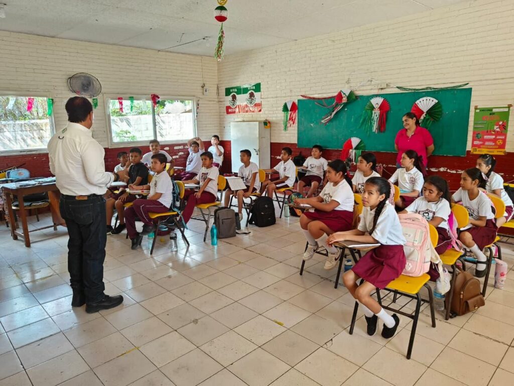 Regresan a clases presenciales más de 182 estudiantes de 2 mil 442 planteles de estados afectados por lluvias