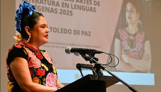Natalia Toledo recibe Medalla Bellas Artes