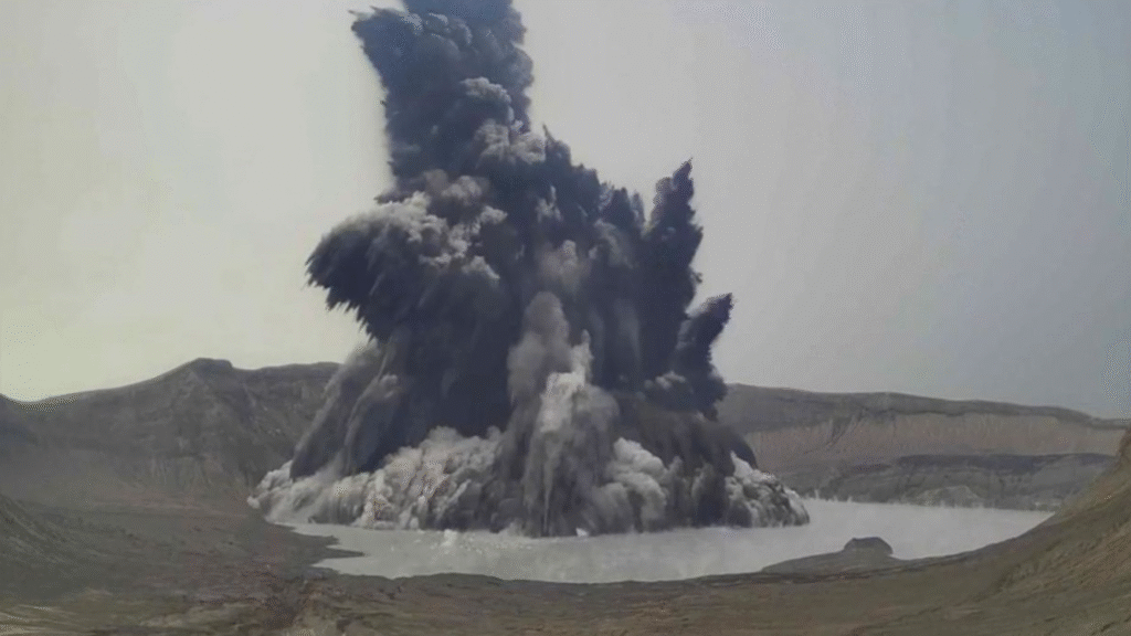 Volcán Taal de Filipinas hace erupción
