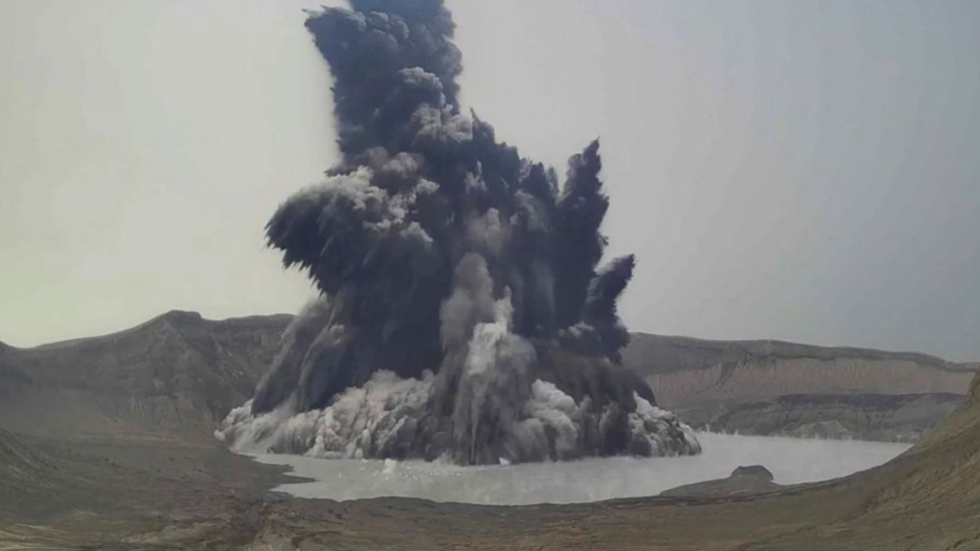 Volcán Taal de Filipinas hace erupción