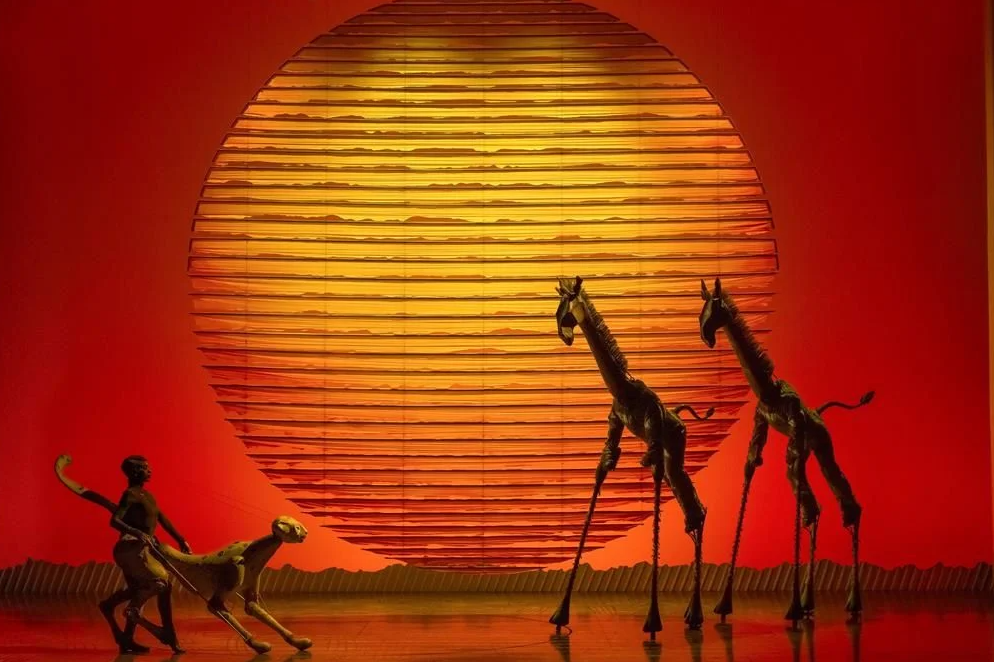 Actores de ‘El Rey León’ conviven con niños con autismo previo a función relajada