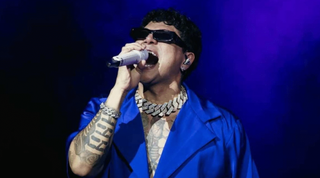 Eduin Caz, quien es vocalista de Grupo Firme y estrella del regional mexicano está de nuevo dentro de la polémica, esta vez por las presuntas acciones que ejerce parte de su equipo de seguridad, ya que uno de sus escoltas fue señalado por un fanático de prepotencia y violencia. Desde la cuenta en TikTok señalan que uno de los guardaespaldas de Eduin Caz no se portó bien con un seguidor de Grupo Firme, ya que el fanático se acercó al vocalista para tomarse una fotografía y lo consiguió, pero al poco tiempo el equipo de seguridad le pidió que la borrara y ejerció violencia para lograrlo. “El día de ayer asistí por invitación al Palenque de Pachuca, donde se presentó Grupo Firme y fui testigo de los actos de prepotencia y violencia con los que actuó la escolta personal de Eduin Caz en contra de un fan”, comparten dese el TikTok de @elamigogallo ¿Qué pasó con Eduin Caz y su escolta? Según lo que se aprecia de las historias y videos que subieron a la cuenta del TikTok @elamigogallo, fue un fanático el que hizo público el incómodo momento que sufrió en el concierto al que acudió en donde se presentó Grupo Firme, banda de la que Eduin Caz es el vocalista. Lo que dijo es que al acercarse a Eduin Caz todo fue perfecto y que no tuvo ningún inconveniente con el artista, ya que él aceptó de buena manera y se saludaron de mano, pero que cuando fue al baño una de las personas que están a cargo de su seguridad lo interceptó para pedirle que borrar la foto. Los comentarios sobre el equipo de seguridad En redes sociales se dividen los comentarios hay quienes piden más pruebas de lo que sucedió entre Grupo Firme y el fanático, además hay otros que mencionan que no creen que sea verdad lo que aseguran en Internet. Mientras que Eduin Caz no ha declarado nada al respecto. • Ese Jones su escolta personal esa escolta es contratado por el palenque las 3 veces que he ido lo he mirado • Ojalá que Edwin vea su escolta, lo que hace, y que no se meta con los fans, hay que hacer lo viral para que Edwin lo. vea • Por lógica ellos son trabajadores no hacen nada si el patrón no les dice • que mala onda x que por el público esta donde esta y si el lo mando eso abla mal de Edwin y lo deja muy mal parado con su publico