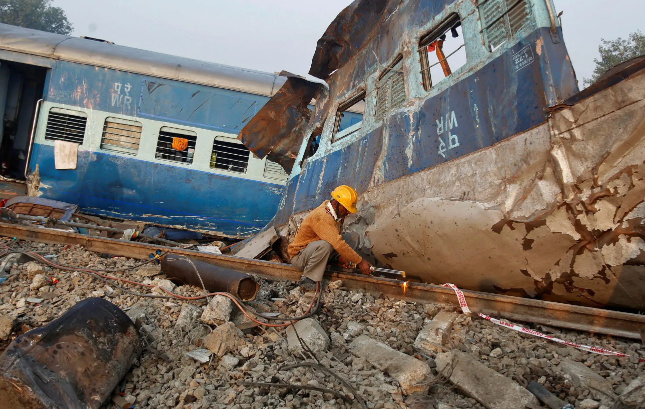 Choque de trenes en India deja siete personas muertas