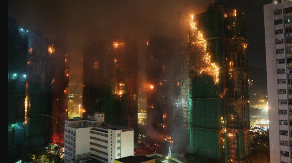Incendio en torres residenciales de Hong Kong suma ya 146 muertos y 79 heridos