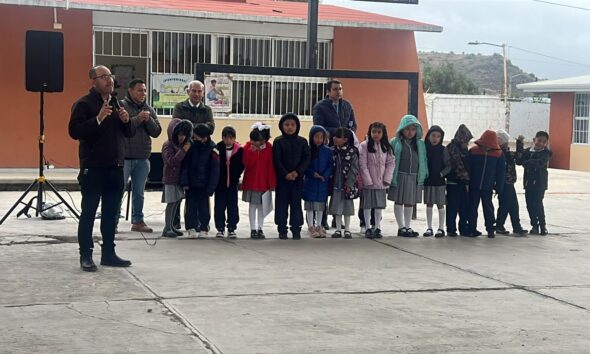 La Secretaría de Educación Pública de Hidalgo (SEPH) y el Instituto Hidalguense del Deporte (Inhide) pusieron en marcha el Programa Piloto de Fomento a la Disciplina Deportiva de Judo en escuelas de educación básica, con el objetivo de promover la práctica deportiva y fortalecer valores como la disciplina, el respeto y la perseverancia entre niñas y niños. La primera clase demostrativa se llevó a cabo en la escuela primaria general “Ignacio Zaragoza", ubicada en la localidad de El Huixmí, municipio de Pachuca. En representación de la subsecretaria de Educación Básica, Nancy Adriana León Vite, el director de Vinculación y Seguimiento, Carlos García Contreras, destacó la importancia de fomentar actividades físicas que contribuyan al desarrollo integral del alumnado y fortalezcan la convivencia en la comunidad escolar. Este programa piloto contará con la participación y guía del judoca olímpico Nabor Castillo Pérez, quien acompañará a las y los estudiantes en la práctica de esta disciplina, brindando orientación técnica y formativa para impulsar su talento y fortalecer su desarrollo físico y emocional. Las sesiones se llevarán a cabo los lunes, miércoles y viernes, después del horario de clases, con el propósito de promover la práctica deportiva en las escuelas, prevenir el sedentarismo y el consumo de sustancias nocivas y fomentar el trabajo en equipo y la participación en futuros torneos nacionales. Con esta acción, el gobierno del estado, encabezado por Julio Menchaca Salazar, a través del secretario de Educación Pública de Hidalgo, Natividad Castrejón, y el Inhide, reafirman su compromiso con la formación integral de las y los estudiantes, impulsando el deporte como un medio para fortalecer el carácter, unir comunidades y transformar vidas.