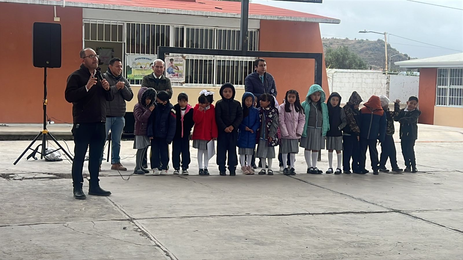 La Secretaría de Educación Pública de Hidalgo (SEPH) y el Instituto Hidalguense del Deporte (Inhide) pusieron en marcha el Programa Piloto de Fomento a la Disciplina Deportiva de Judo en escuelas de educación básica, con el objetivo de promover la práctica deportiva y fortalecer valores como la disciplina, el respeto y la perseverancia entre niñas y niños. La primera clase demostrativa se llevó a cabo en la escuela primaria general “Ignacio Zaragoza", ubicada en la localidad de El Huixmí, municipio de Pachuca. En representación de la subsecretaria de Educación Básica, Nancy Adriana León Vite, el director de Vinculación y Seguimiento, Carlos García Contreras, destacó la importancia de fomentar actividades físicas que contribuyan al desarrollo integral del alumnado y fortalezcan la convivencia en la comunidad escolar. Este programa piloto contará con la participación y guía del judoca olímpico Nabor Castillo Pérez, quien acompañará a las y los estudiantes en la práctica de esta disciplina, brindando orientación técnica y formativa para impulsar su talento y fortalecer su desarrollo físico y emocional. Las sesiones se llevarán a cabo los lunes, miércoles y viernes, después del horario de clases, con el propósito de promover la práctica deportiva en las escuelas, prevenir el sedentarismo y el consumo de sustancias nocivas y fomentar el trabajo en equipo y la participación en futuros torneos nacionales. Con esta acción, el gobierno del estado, encabezado por Julio Menchaca Salazar, a través del secretario de Educación Pública de Hidalgo, Natividad Castrejón, y el Inhide, reafirman su compromiso con la formación integral de las y los estudiantes, impulsando el deporte como un medio para fortalecer el carácter, unir comunidades y transformar vidas.