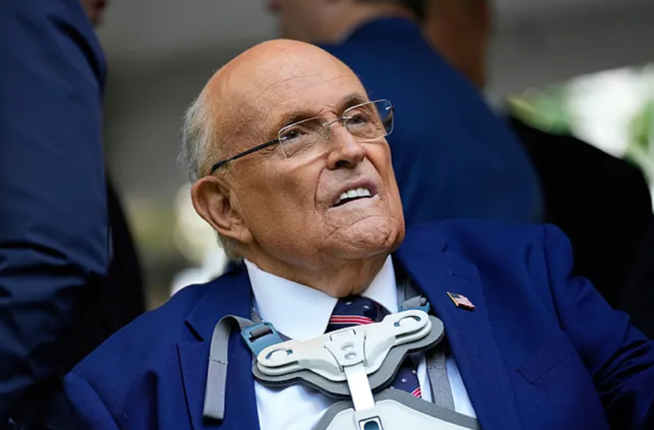 Trump indulta a Giuliani, exasesor acusado de intervenir en elección 2020