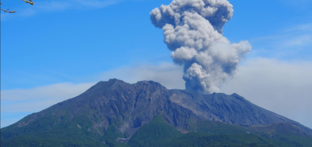 Volcán Sakurajima entra en erupción en Japón