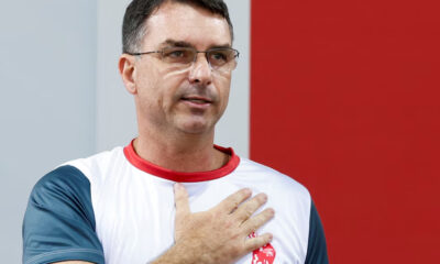 Hijo de Bolsonaro confirma su candidatura a la presidencia de Brasil