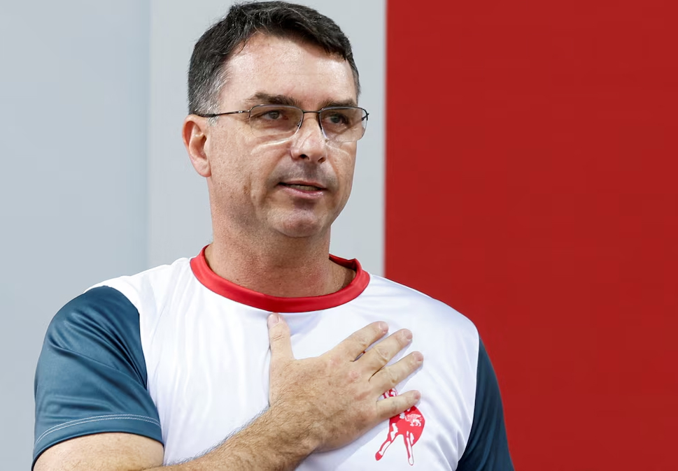 Hijo de Bolsonaro confirma su candidatura a la presidencia de Brasil