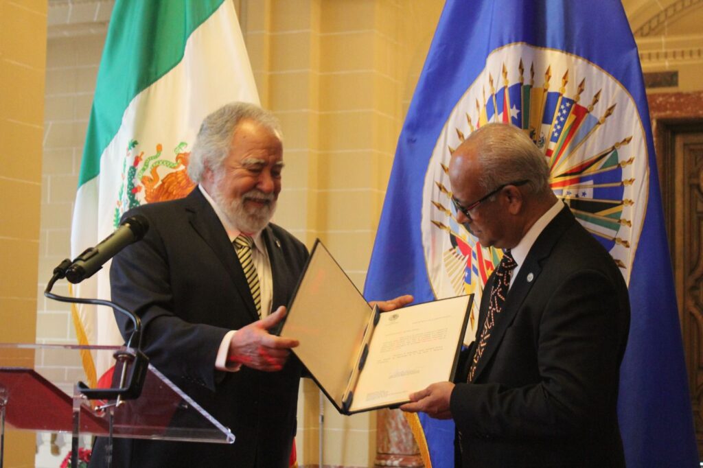 Alejandro Encinas presenta cartas credenciales ante OEA
