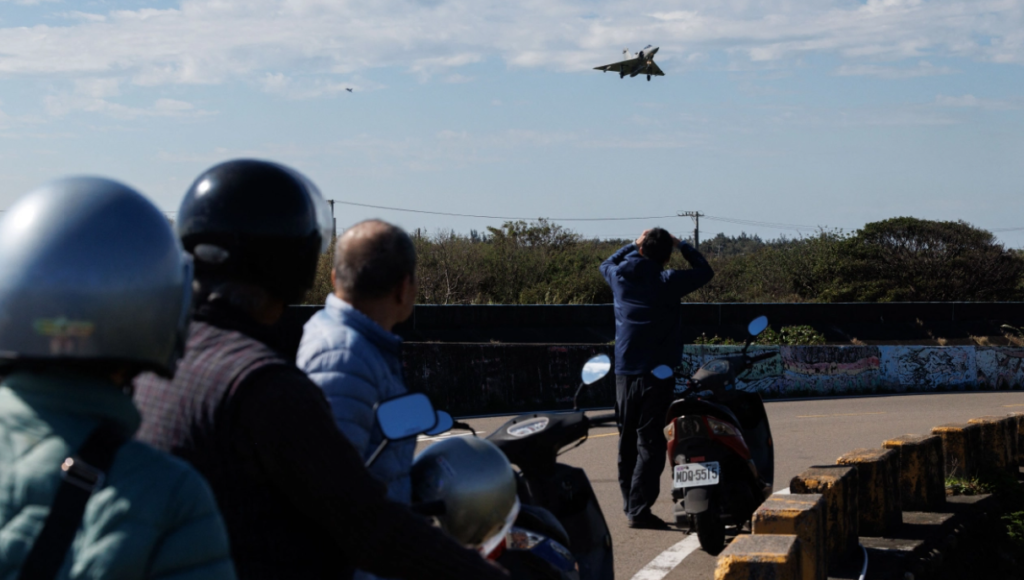 China lanza maniobras militares para simular el bloqueo de puertos de Taiwán