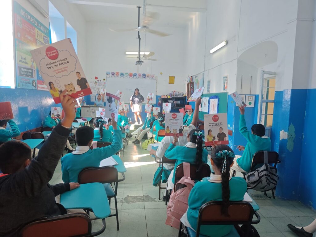 Estudiantes de la UTMZ enseñan finanzas a niñas y niños