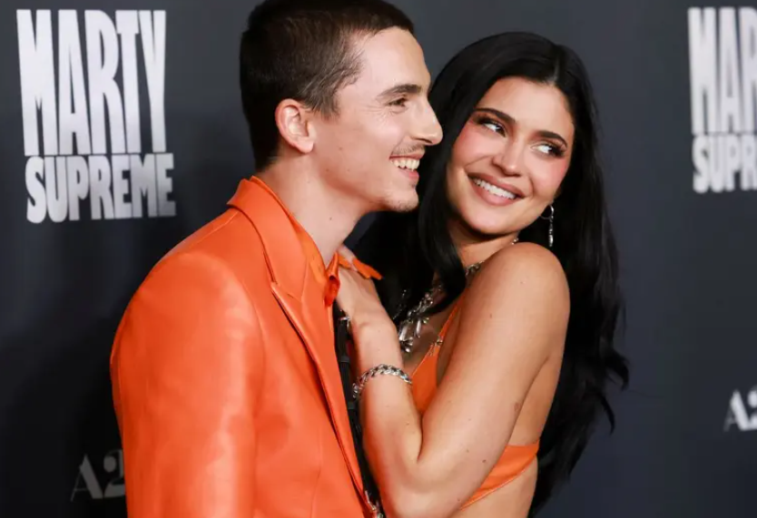 Kylie y Timothée callan rumores con una aparición romántica en la alfombra roja