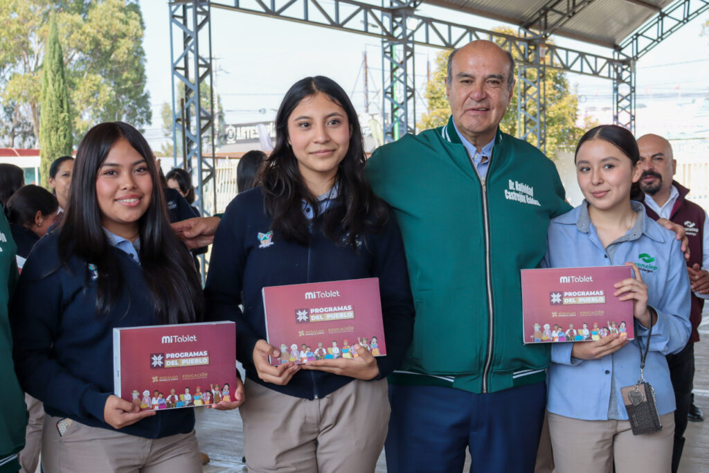 Natividad Castrejón entrega tabletas a estudiantes del Conalep Tulancingo
