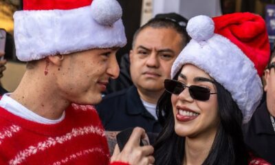 Kenia Os y Peso Pluma conmueven en Navidad al repartir juguetes a niños