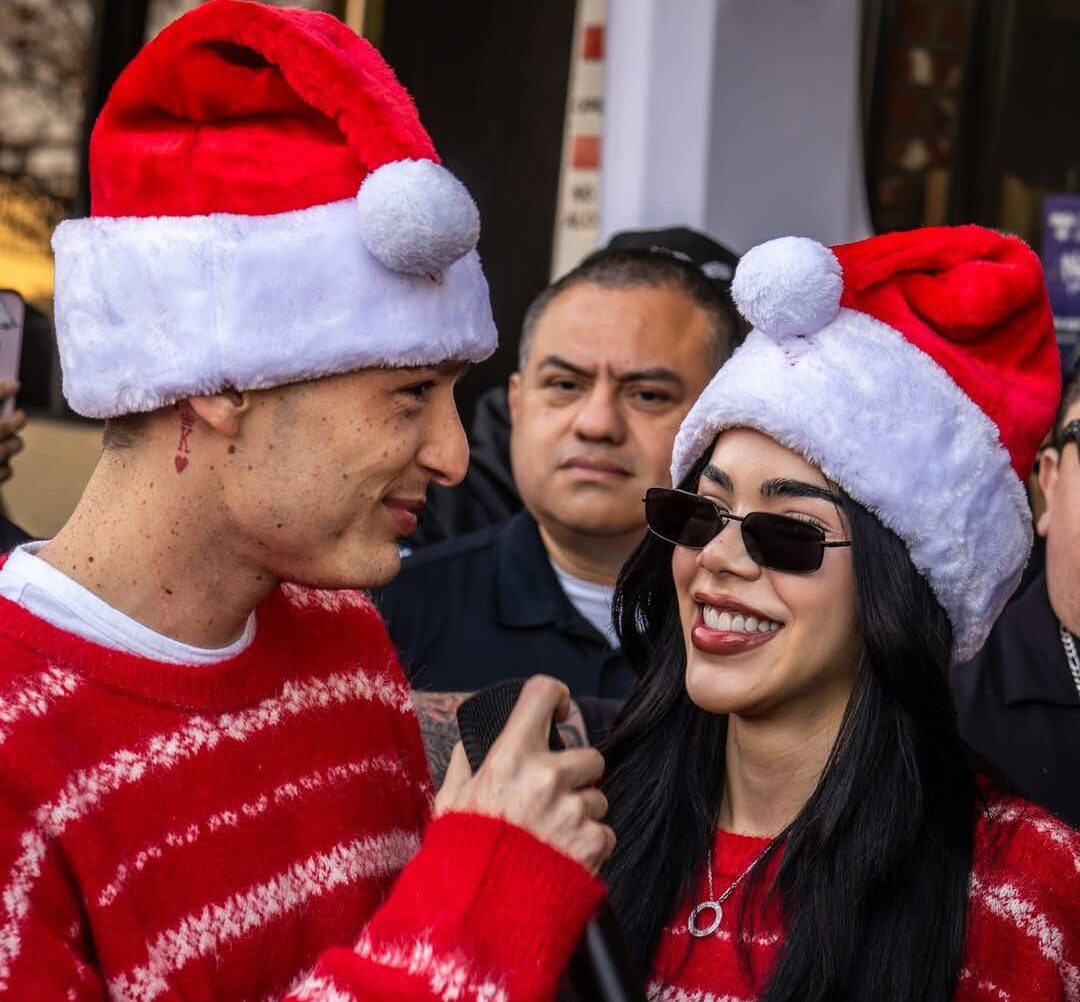 Kenia Os y Peso Pluma conmueven en Navidad al repartir juguetes a niños