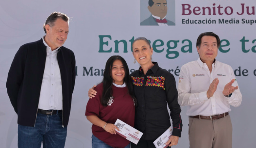 Sheinbaum entrega tarjetas de la beca “Benito Juárez” y supervisa avance del 90% en construcción de Bachillerato 