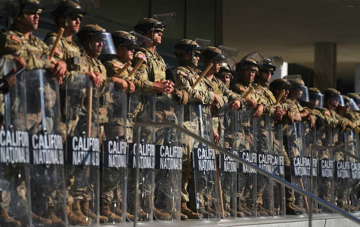 Prohíben mayor despliegue de soldados en Los Ángeles