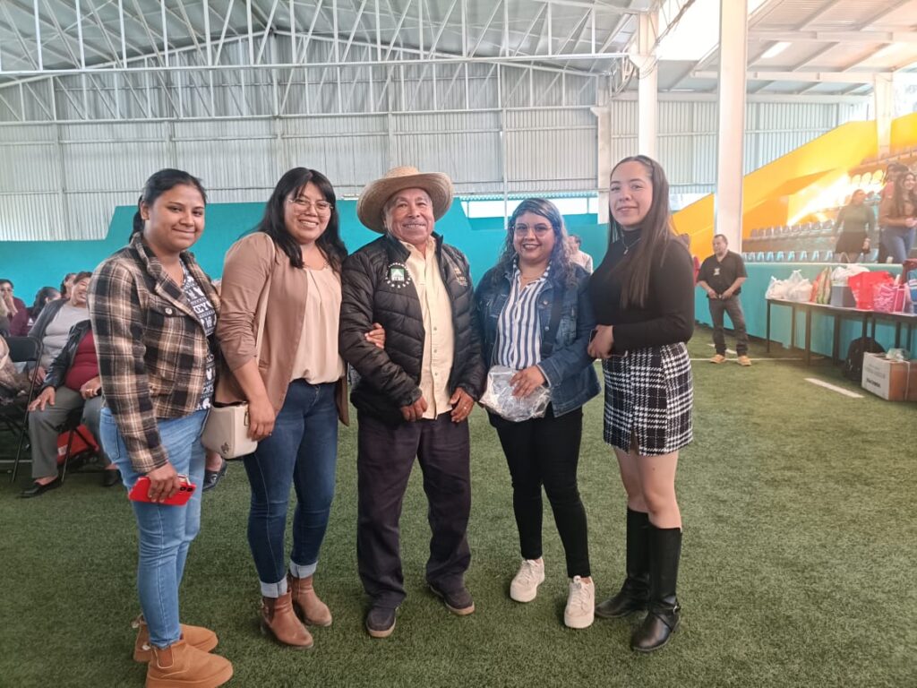 UTSH entregan chamarras a personas mayores