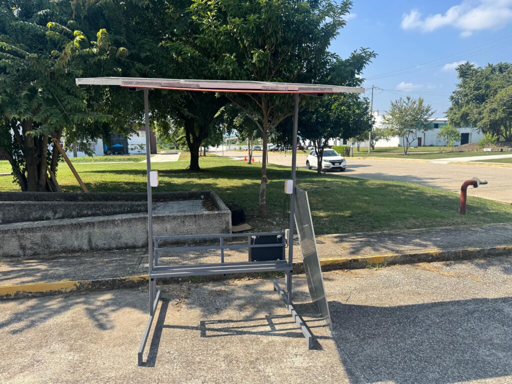 Estudiantes de la UPH instalan banca solar en Hospital Regional de Huejutla