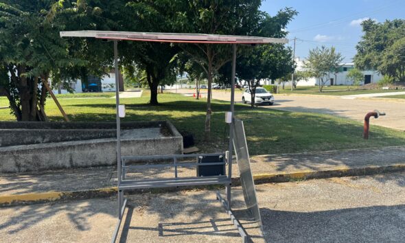 Estudiantes de la UPH instalan banca solar en Hospital Regional de Huejutla