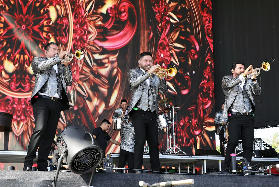 Banda MS se sube a una microbús a cantar 'Mi mayor anhelo' y el VIDEO se hace viral