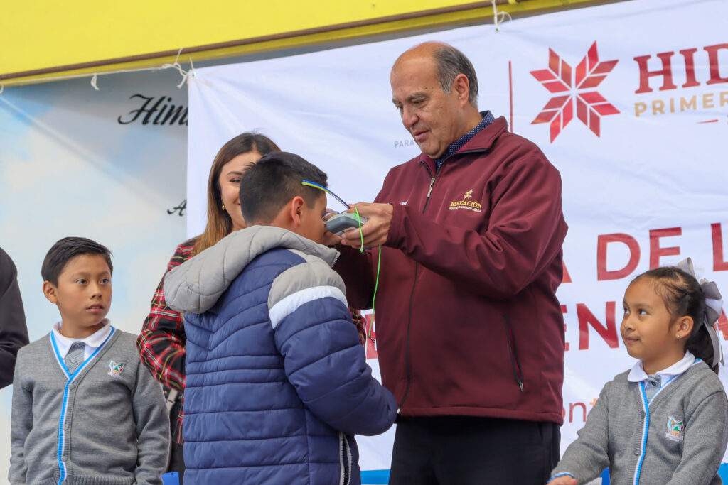 Entrega SEPH más de mil lentes a estudiantes de Tezontepec de Aldama