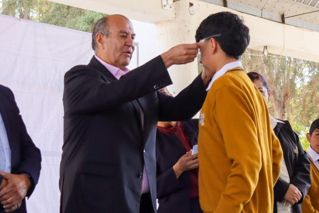 Estudiantes de Tepeji y Atotonilco de Tula reciben lentes para mejorar su aprendizaje