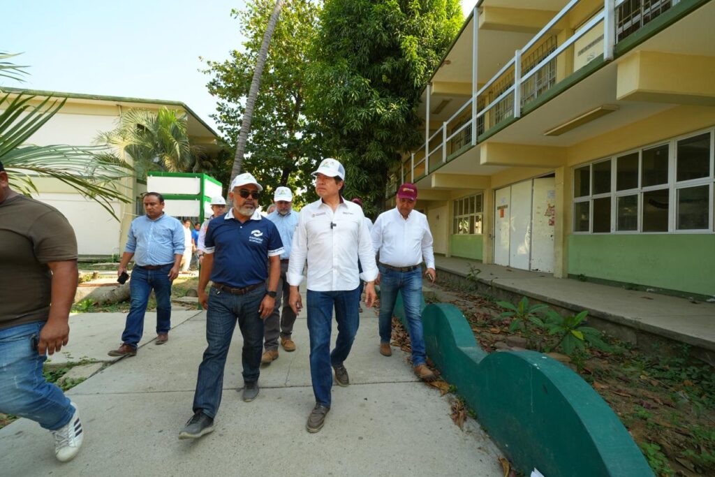 Supervisamos obras en el CBTA 296 y Conalep 111 en Acapulco, donde podemos ver cómo llega la 4T a las escuelas: Mario Delgado