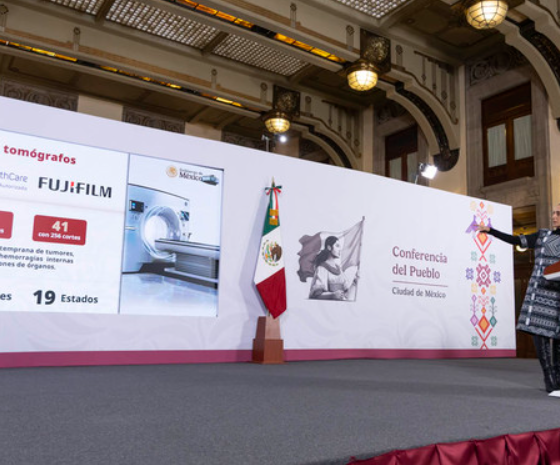 El Gobierno de México, a través de la Secretaría de Salud, adquirirá 816 equipos médicos de alta tecnología con una inversión de 11 mil 257 millones de pesos (mdp), de los que 341 serán destinados al Instituto Mexicano del Seguro Social (IMSS); 237 al IMSS Bienestar en las 24 entidades federalizadas; 178 al Instituto de Seguridad y Servicios Sociales de los Trabajadores del Estado (ISSSTE); 41 a los servicios médicos de Petróleos Mexicanos (Pemex) y 19 a los Institutos Nacionales de Salud y Hospitales de alta especialidad. La Presidenta Claudia Sheinbaum Pardo destacó que los 816 equipos médicos de alta tecnología se destinarán a todas las instituciones de salud del Gobierno de México, con el objetivo de que las y los mexicanos tengan derecho a los mejores hospitales, para que la atención a la salud sea igual para el que más tiene y para que el menos tiene. “Durante mucho tiempo, estos equipos solamente había en hospitales privados. Entonces, un tomógrafo de 256 cortes, es un tomógrafo con mucha precisión, estos equipos solamente podían acceder los que iban a un hospital privado, con el costo que significa, es decir, quien no tiene recursos económicos no podían acceder a estos equipos. Entonces es obligación nuestra que los hospitales públicos estén en el mejor nivel”, afirmó en la conferencia matutina: “Las mañaneras del pueblo”. La Jefa del Ejecutivo Federal recordó que, en 2026, se invertirán 45 mil 675 mdp para la construcción de 24 hospitales en todo el país. Además, recordó que los gobiernos de la Cuarta Transformación crearán 10 mil camas más en contraste con los 36 años del periodo neoliberal en los que sólo se crearon 4.3 mil camas. El subsecretario de Integración Sectorial y Coordinación de Servicios de Atención Médica, Eduardo Clark García Dobarganes, detalló que se trata de 25 aceleradores lineales para el tratamiento de cáncer, 238 tomógrafos; 38 resonadores magnéticos; cinco PET-CT (tomografía por emisión de positrones-tomografía computarizada) relevante para cáncer; 500 mastógrafos y 10 equipos entre ellos gammacámaras, angiógrafos y braquiterapia. De los 500 mastógrafos que serán adquiridos con una inversión de mil 682 mdp: 227 serán para el IMSS, 100 para el ISSSTE, 147 para el IMSS Bienestar, 22 para Pemex y cuatro para los institutos nacionales de salud y hospitales de alta especialidad. En el caso de los 238 tomógrafos será una inversión de 4 mil 753 mdp: de los que 79 serán para el IMSS, 69 para el ISSSTE, 73 para el IMSS Bienestar, 11 para Pemex y seis para los institutos nacionales de salud y hospitales de alta especialidad. Respecto a las resonancias magnéticas, serán 38 equipos con una inversión de mil 379 mdp: 15 serán para el IMSS, siete para el ISSSTE y para el IMSS Bienestar, respectivamente, cinco para Pemex y cuatro para institutos nacionales de salud y hospitales de alta especialidad. Asimismo, serán 25 aceleradores lineales con una inversión de 2 mil 590 mdp: nueve para el IMSS, dos para el ISSSTE, seis para el IMSS Bienestar, tres para Pemex y cinco para los institutos nacionales de salud y hospitales de alta especialidad. Y finalmente, 15 equipos de distintas tecnologías por 852 mdp, como un angiógrafo, dos de braquiterapia, cinco PET-CT y siete gammacámaras con CT, de ellos 11 serán para el IMSS y cuatro para el IMSS Bienestar. Estimó que en los siguientes dos meses sea adjudicada esta compra, mediante un nuevo modelo en el que a través del trato directo de los fabricantes se generen mejores condiciones de eficiencia, garantías y de precios. El director general del IMSS, Zoé Robledo Aburto, informó que en 2025 se realizó la mayor compra de equipo médico en la historia de la institución con 67 mastógrafos para 27 Unidades de Medicina Familiar (UMF) y 40 hospitales en 21 estados; 42 tomógrafos para 40 hospitales en 19 estados; 12 resonadores magnéticos para 12 hospitales de ocho estados y dos angiógrafos en dos hospitales de dos entidades federativas. Explicó que el nuevo equipo se adquirió con un Nuevo modelo de compra en coordinación con la Secretaría Anticorrupción y Buen Gobierno, en el que la compra fue directamente con los fabricantes, con quienes se realizó un diálogo, de tal manera que de un presupuesto de 3 mil 154 mdp, se realizó una inversión de mil 747 mdp, es decir un ahorro de 45.5. por ciento. El director general del ISSSTE, Martí Batres Guadarrama, destacó que en 2026 tendrá 241 frentes de obra para realizar 200 consultorios, 10 Centros de Salud con Servicios Ampliados (CESSAs), 14 UMF, cuatro Clínicas de Medicina Familiar (CMF) y 13 unidades hospitalarias, con el objetivo de acercar servicios de medicina familiar y de especialidades a la derechohabiencia, aumentar el número de consultas y cirugías, disminuir tiempos de espera, mejorar las condiciones materiales para la atención y ampliar la infraestructura del Instituto. El director general del IMSS Bienestar, Alejandro Svarch Pérez, señaló que el programa La Clínica es Nuestra fortalece el primer nivel de atención beneficiando a 8 mil 483 unidades a través de una inversión total de más de 4 mil 600 mdp, se realizaron 42 mil 425 acciones de mejoramiento de infraestructura, equipamiento médico y mobiliario, para ello más de 67 mil 864 personas decidieron en qué se implementan los recursos a través de los 8 mil 587 Comités de Salud para el Bienestar (COSABIs) conformados. En la conferencia matutina, también estuvo presente el secretario de Salud, David Kershenobich Stalnikowitz, quien informó las acciones preventivas para evitar enfermedades como la diabetes y sus complicaciones.
