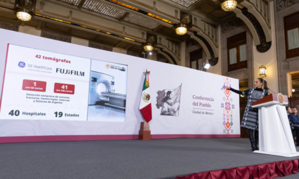 El Gobierno de México, a través de la Secretaría de Salud, adquirirá 816 equipos médicos de alta tecnología con una inversión de 11 mil 257 millones de pesos (mdp), de los que 341 serán destinados al Instituto Mexicano del Seguro Social (IMSS); 237 al IMSS Bienestar en las 24 entidades federalizadas; 178 al Instituto de Seguridad y Servicios Sociales de los Trabajadores del Estado (ISSSTE); 41 a los servicios médicos de Petróleos Mexicanos (Pemex) y 19 a los Institutos Nacionales de Salud y Hospitales de alta especialidad. La Presidenta Claudia Sheinbaum Pardo destacó que los 816 equipos médicos de alta tecnología se destinarán a todas las instituciones de salud del Gobierno de México, con el objetivo de que las y los mexicanos tengan derecho a los mejores hospitales, para que la atención a la salud sea igual para el que más tiene y para que el menos tiene. “Durante mucho tiempo, estos equipos solamente había en hospitales privados. Entonces, un tomógrafo de 256 cortes, es un tomógrafo con mucha precisión, estos equipos solamente podían acceder los que iban a un hospital privado, con el costo que significa, es decir, quien no tiene recursos económicos no podían acceder a estos equipos. Entonces es obligación nuestra que los hospitales públicos estén en el mejor nivel”, afirmó en la conferencia matutina: “Las mañaneras del pueblo”. La Jefa del Ejecutivo Federal recordó que, en 2026, se invertirán 45 mil 675 mdp para la construcción de 24 hospitales en todo el país. Además, recordó que los gobiernos de la Cuarta Transformación crearán 10 mil camas más en contraste con los 36 años del periodo neoliberal en los que sólo se crearon 4.3 mil camas. El subsecretario de Integración Sectorial y Coordinación de Servicios de Atención Médica, Eduardo Clark García Dobarganes, detalló que se trata de 25 aceleradores lineales para el tratamiento de cáncer, 238 tomógrafos; 38 resonadores magnéticos; cinco PET-CT (tomografía por emisión de positrones-tomografía computarizada) relevante para cáncer; 500 mastógrafos y 10 equipos entre ellos gammacámaras, angiógrafos y braquiterapia. De los 500 mastógrafos que serán adquiridos con una inversión de mil 682 mdp: 227 serán para el IMSS, 100 para el ISSSTE, 147 para el IMSS Bienestar, 22 para Pemex y cuatro para los institutos nacionales de salud y hospitales de alta especialidad. En el caso de los 238 tomógrafos será una inversión de 4 mil 753 mdp: de los que 79 serán para el IMSS, 69 para el ISSSTE, 73 para el IMSS Bienestar, 11 para Pemex y seis para los institutos nacionales de salud y hospitales de alta especialidad. Respecto a las resonancias magnéticas, serán 38 equipos con una inversión de mil 379 mdp: 15 serán para el IMSS, siete para el ISSSTE y para el IMSS Bienestar, respectivamente, cinco para Pemex y cuatro para institutos nacionales de salud y hospitales de alta especialidad. Asimismo, serán 25 aceleradores lineales con una inversión de 2 mil 590 mdp: nueve para el IMSS, dos para el ISSSTE, seis para el IMSS Bienestar, tres para Pemex y cinco para los institutos nacionales de salud y hospitales de alta especialidad. Y finalmente, 15 equipos de distintas tecnologías por 852 mdp, como un angiógrafo, dos de braquiterapia, cinco PET-CT y siete gammacámaras con CT, de ellos 11 serán para el IMSS y cuatro para el IMSS Bienestar. Estimó que en los siguientes dos meses sea adjudicada esta compra, mediante un nuevo modelo en el que a través del trato directo de los fabricantes se generen mejores condiciones de eficiencia, garantías y de precios. El director general del IMSS, Zoé Robledo Aburto, informó que en 2025 se realizó la mayor compra de equipo médico en la historia de la institución con 67 mastógrafos para 27 Unidades de Medicina Familiar (UMF) y 40 hospitales en 21 estados; 42 tomógrafos para 40 hospitales en 19 estados; 12 resonadores magnéticos para 12 hospitales de ocho estados y dos angiógrafos en dos hospitales de dos entidades federativas. Explicó que el nuevo equipo se adquirió con un Nuevo modelo de compra en coordinación con la Secretaría Anticorrupción y Buen Gobierno, en el que la compra fue directamente con los fabricantes, con quienes se realizó un diálogo, de tal manera que de un presupuesto de 3 mil 154 mdp, se realizó una inversión de mil 747 mdp, es decir un ahorro de 45.5. por ciento. El director general del ISSSTE, ⁠Martí Batres Guadarrama, destacó que en 2026 tendrá 241 frentes de obra para realizar 200 consultorios, 10 Centros de Salud con Servicios Ampliados (CESSAs), 14 UMF, cuatro Clínicas de Medicina Familiar (CMF) y 13 unidades hospitalarias, con el objetivo de acercar servicios de medicina familiar y de especialidades a la derechohabiencia, aumentar el número de consultas y cirugías, disminuir tiempos de espera, mejorar las condiciones materiales para la atención y ampliar la infraestructura del Instituto. ⁠El director general del IMSS Bienestar, Alejandro Svarch Pérez, señaló que el programa La Clínica es Nuestra fortalece el primer nivel de atención beneficiando a 8 mil 483 unidades a través de una inversión total de más de 4 mil 600 mdp, se realizaron 42 mil 425 acciones de mejoramiento de infraestructura, equipamiento médico y mobiliario, para ello más de 67 mil 864 personas decidieron en qué se implementan los recursos a través de los 8 mil 587 Comités de Salud para el Bienestar (COSABIs) conformados. En la conferencia matutina, también estuvo presente el secretario de Salud, David Kershenobich Stalnikowitz, quien informó las acciones preventivas para evitar enfermedades como la diabetes y sus complicaciones.