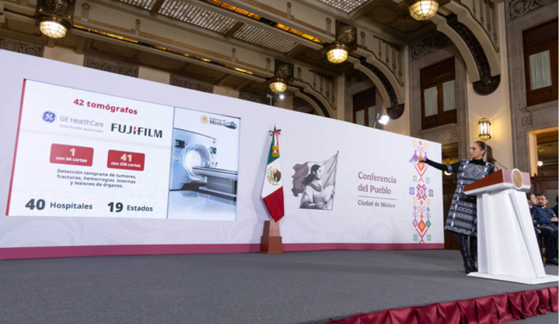 El Gobierno de México, a través de la Secretaría de Salud, adquirirá 816 equipos médicos de alta tecnología con una inversión de 11 mil 257 millones de pesos (mdp), de los que 341 serán destinados al Instituto Mexicano del Seguro Social (IMSS); 237 al IMSS Bienestar en las 24 entidades federalizadas; 178 al Instituto de Seguridad y Servicios Sociales de los Trabajadores del Estado (ISSSTE); 41 a los servicios médicos de Petróleos Mexicanos (Pemex) y 19 a los Institutos Nacionales de Salud y Hospitales de alta especialidad. La Presidenta Claudia Sheinbaum Pardo destacó que los 816 equipos médicos de alta tecnología se destinarán a todas las instituciones de salud del Gobierno de México, con el objetivo de que las y los mexicanos tengan derecho a los mejores hospitales, para que la atención a la salud sea igual para el que más tiene y para que el menos tiene. “Durante mucho tiempo, estos equipos solamente había en hospitales privados. Entonces, un tomógrafo de 256 cortes, es un tomógrafo con mucha precisión, estos equipos solamente podían acceder los que iban a un hospital privado, con el costo que significa, es decir, quien no tiene recursos económicos no podían acceder a estos equipos. Entonces es obligación nuestra que los hospitales públicos estén en el mejor nivel”, afirmó en la conferencia matutina: “Las mañaneras del pueblo”. La Jefa del Ejecutivo Federal recordó que, en 2026, se invertirán 45 mil 675 mdp para la construcción de 24 hospitales en todo el país. Además, recordó que los gobiernos de la Cuarta Transformación crearán 10 mil camas más en contraste con los 36 años del periodo neoliberal en los que sólo se crearon 4.3 mil camas. El subsecretario de Integración Sectorial y Coordinación de Servicios de Atención Médica, Eduardo Clark García Dobarganes, detalló que se trata de 25 aceleradores lineales para el tratamiento de cáncer, 238 tomógrafos; 38 resonadores magnéticos; cinco PET-CT (tomografía por emisión de positrones-tomografía computarizada) relevante para cáncer; 500 mastógrafos y 10 equipos entre ellos gammacámaras, angiógrafos y braquiterapia. De los 500 mastógrafos que serán adquiridos con una inversión de mil 682 mdp: 227 serán para el IMSS, 100 para el ISSSTE, 147 para el IMSS Bienestar, 22 para Pemex y cuatro para los institutos nacionales de salud y hospitales de alta especialidad. En el caso de los 238 tomógrafos será una inversión de 4 mil 753 mdp: de los que 79 serán para el IMSS, 69 para el ISSSTE, 73 para el IMSS Bienestar, 11 para Pemex y seis para los institutos nacionales de salud y hospitales de alta especialidad. Respecto a las resonancias magnéticas, serán 38 equipos con una inversión de mil 379 mdp: 15 serán para el IMSS, siete para el ISSSTE y para el IMSS Bienestar, respectivamente, cinco para Pemex y cuatro para institutos nacionales de salud y hospitales de alta especialidad. Asimismo, serán 25 aceleradores lineales con una inversión de 2 mil 590 mdp: nueve para el IMSS, dos para el ISSSTE, seis para el IMSS Bienestar, tres para Pemex y cinco para los institutos nacionales de salud y hospitales de alta especialidad. Y finalmente, 15 equipos de distintas tecnologías por 852 mdp, como un angiógrafo, dos de braquiterapia, cinco PET-CT y siete gammacámaras con CT, de ellos 11 serán para el IMSS y cuatro para el IMSS Bienestar. Estimó que en los siguientes dos meses sea adjudicada esta compra, mediante un nuevo modelo en el que a través del trato directo de los fabricantes se generen mejores condiciones de eficiencia, garantías y de precios. El director general del IMSS, Zoé Robledo Aburto, informó que en 2025 se realizó la mayor compra de equipo médico en la historia de la institución con 67 mastógrafos para 27 Unidades de Medicina Familiar (UMF) y 40 hospitales en 21 estados; 42 tomógrafos para 40 hospitales en 19 estados; 12 resonadores magnéticos para 12 hospitales de ocho estados y dos angiógrafos en dos hospitales de dos entidades federativas. Explicó que el nuevo equipo se adquirió con un Nuevo modelo de compra en coordinación con la Secretaría Anticorrupción y Buen Gobierno, en el que la compra fue directamente con los fabricantes, con quienes se realizó un diálogo, de tal manera que de un presupuesto de 3 mil 154 mdp, se realizó una inversión de mil 747 mdp, es decir un ahorro de 45.5. por ciento. El director general del ISSSTE, ⁠Martí Batres Guadarrama, destacó que en 2026 tendrá 241 frentes de obra para realizar 200 consultorios, 10 Centros de Salud con Servicios Ampliados (CESSAs), 14 UMF, cuatro Clínicas de Medicina Familiar (CMF) y 13 unidades hospitalarias, con el objetivo de acercar servicios de medicina familiar y de especialidades a la derechohabiencia, aumentar el número de consultas y cirugías, disminuir tiempos de espera, mejorar las condiciones materiales para la atención y ampliar la infraestructura del Instituto. ⁠El director general del IMSS Bienestar, Alejandro Svarch Pérez, señaló que el programa La Clínica es Nuestra fortalece el primer nivel de atención beneficiando a 8 mil 483 unidades a través de una inversión total de más de 4 mil 600 mdp, se realizaron 42 mil 425 acciones de mejoramiento de infraestructura, equipamiento médico y mobiliario, para ello más de 67 mil 864 personas decidieron en qué se implementan los recursos a través de los 8 mil 587 Comités de Salud para el Bienestar (COSABIs) conformados. En la conferencia matutina, también estuvo presente el secretario de Salud, David Kershenobich Stalnikowitz, quien informó las acciones preventivas para evitar enfermedades como la diabetes y sus complicaciones.
