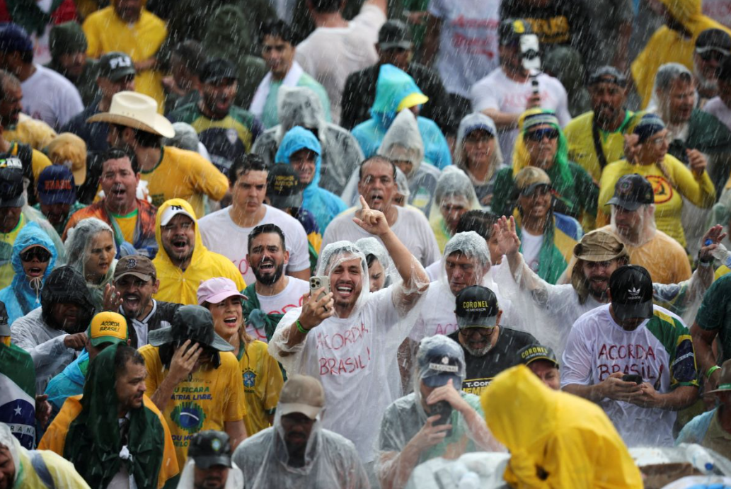 Rayo cae sobre manifestantes que apoyaban a Bolsonaro; hasta 34 resultan heridos