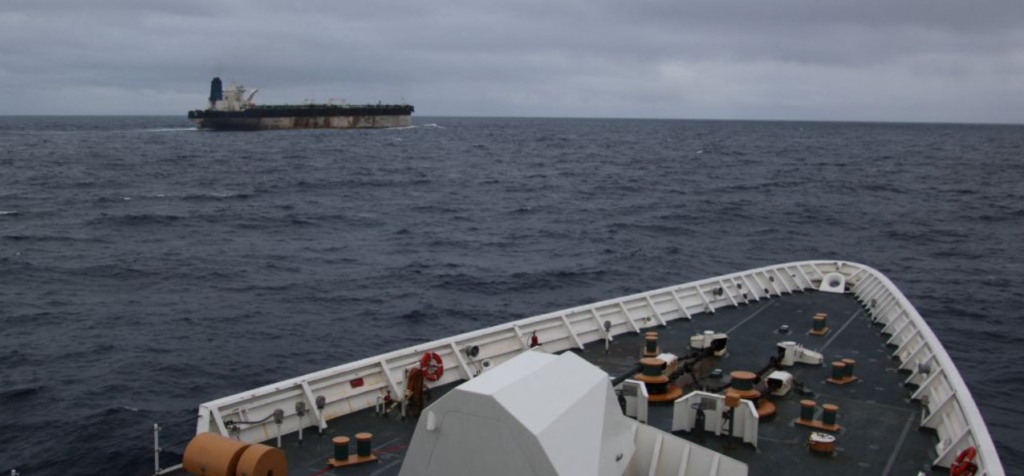 Rusia confirma la liberación de dos tripulantes del buque abordado por EE.UU. en el Atlántico norte