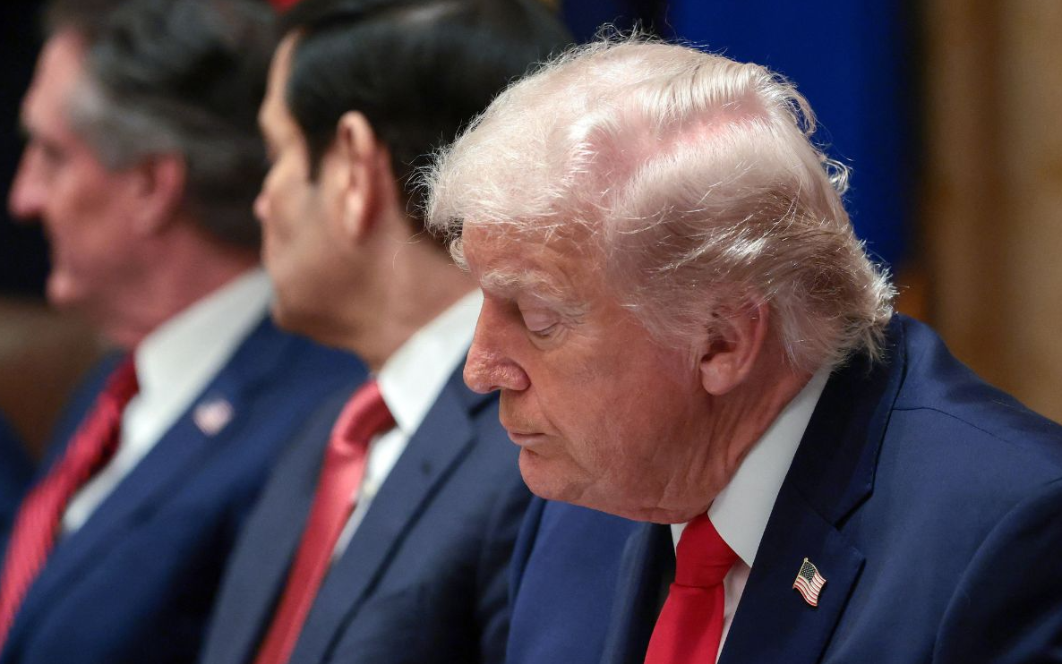 ¿Se queda dormido? Trump dice a su gabinete que sus reuniones son 'aburridas' y por eso 'cierra los ojos'