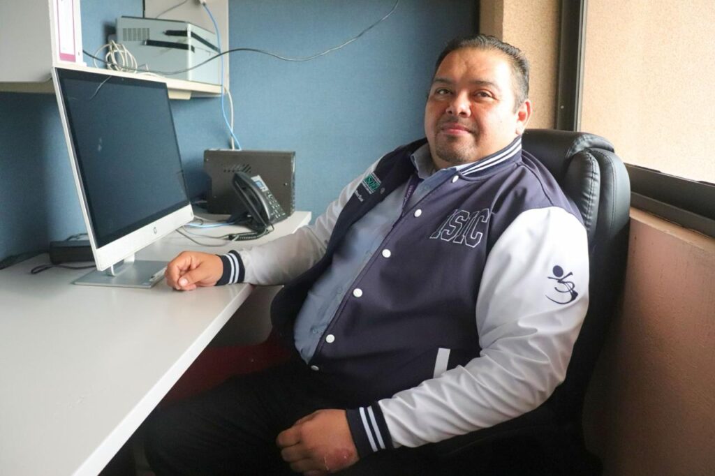 El docente e investigador Javier Pérez Escamilla, del Instituto Tecnológico Superior del Occidente del Estado de Hidalgo (ITSOEH), publicó un artículo en la revista Lecture Notes in Computer Science de Springer, indexada en Web of Science (WoS), cuartil Q2, sobre el uso de inteligencia artificial para la clasificación de malformaciones pulmonares fetales. La investigación se realizó durante una estancia académica en la Universidad de Ibagué, Colombia, como parte del Programa de Intercambio Académico Latinoamericano (PILA), bajo la supervisión del Dr. Manuel Guillermo Forero Vargas, director del Semillero de Investigación LÚN. El estudio aporta herramientas basadas en inteligencia artificial para apoyar el diagnóstico médico y contribuir a la detección temprana de anomalías pulmonares en etapa fetal, lo que representa un avance con impacto potencial en el ámbito de la salud. Este logro fortalece la cooperación internacional del ITSOEH y se alinea con la visión del gobernador Julio Menchaca Salazar y del secretario de Educación en Hidalgo, Natividad Castrejón Valdez, de impulsar la innovación, la investigación y la proyección internacional de la educación superior en Hidalgo. Asimismo, la estancia académica fortaleció los lazos de cooperación entre el ITSOEH y la Universidad de Ibagué, sentando bases para futuros proyectos de investigación conjunta y programas de intercambio académico y cultural en beneficio de estudiantes de Ingeniería en Sistemas Computacionales. Con esta publicación, el ITSOEH reafirma su compromiso con la investigación aplicada, la innovación tecnológica y la formación integral de sus estudiantes, que contribuyen al desarrollo académico y científico del estado y del país.