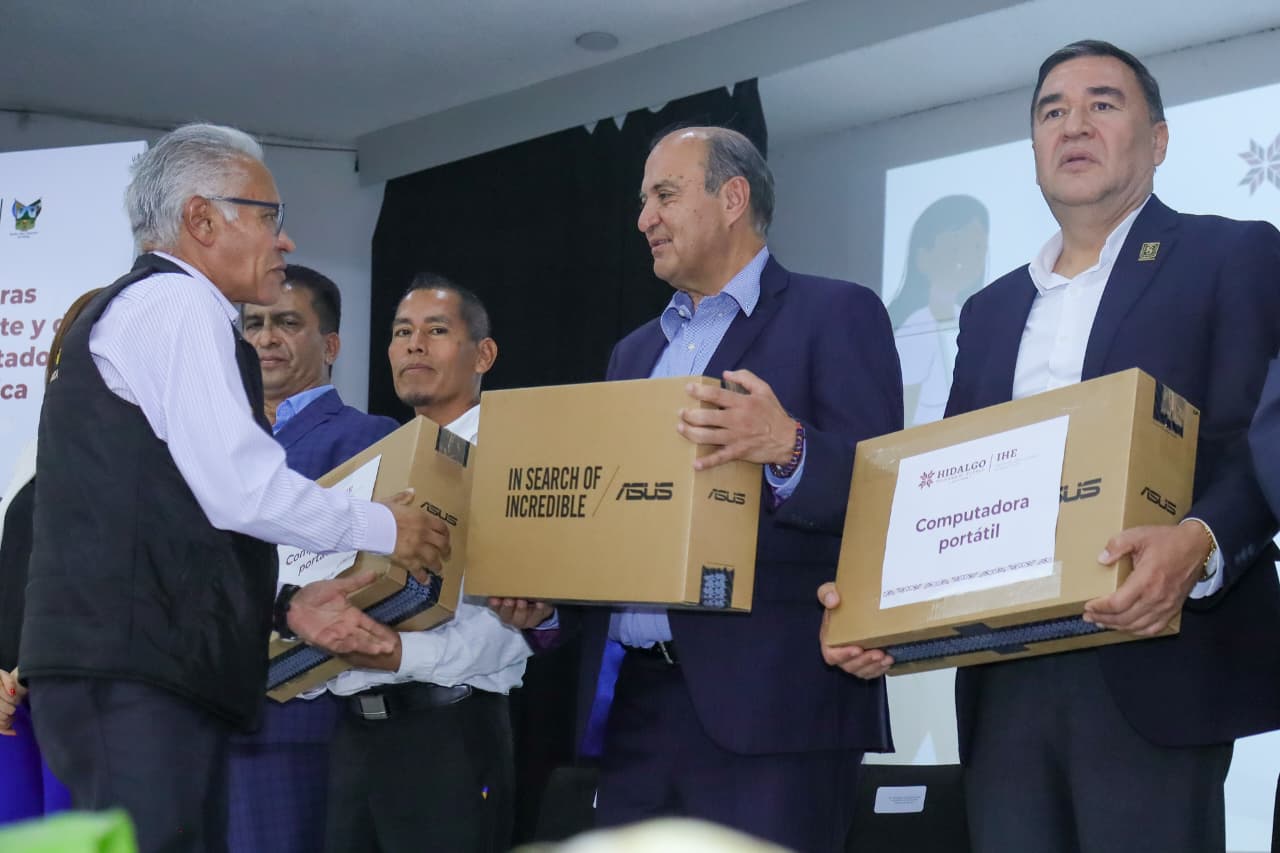 Natividad Castrejón entregó computadoras a docentes afectados por vaguada monzónica