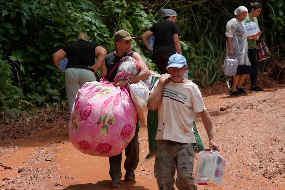 Brasil busca a 14 desaparecidos mientras persiste la amenaza de lluvia tras el temporal que dejó 54 muertos