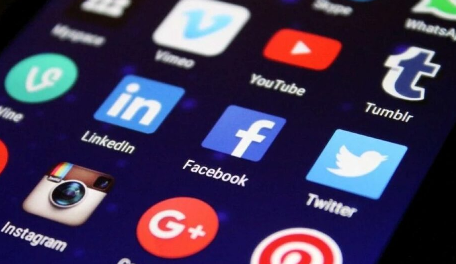 España busca prohibir redes sociales a menores de edad