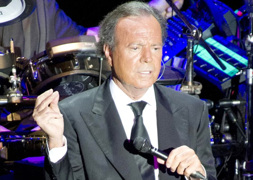 Julio Iglesias demanda a Yolanda Díaz, vicepresidenta española, por las acusaciones públicas de “abusos sexuales”