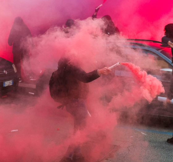 Miles marchan y chocan con la policía en Juegos de Invierno de Milán