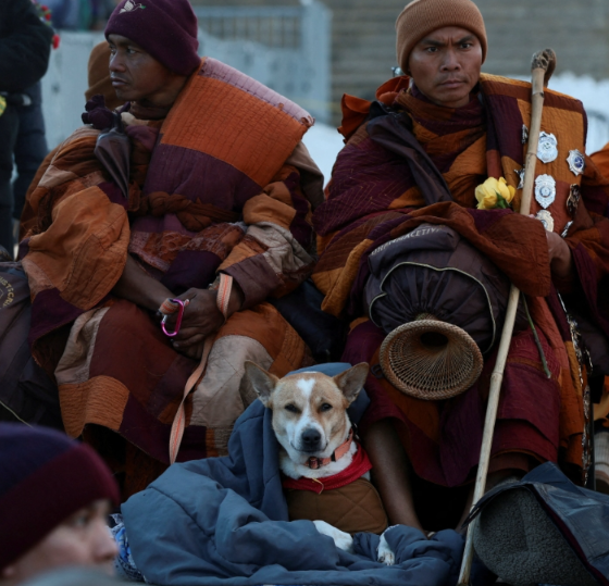 Monjes budistas reúnen a miles en el final de su Caminata por la Paz en Washington