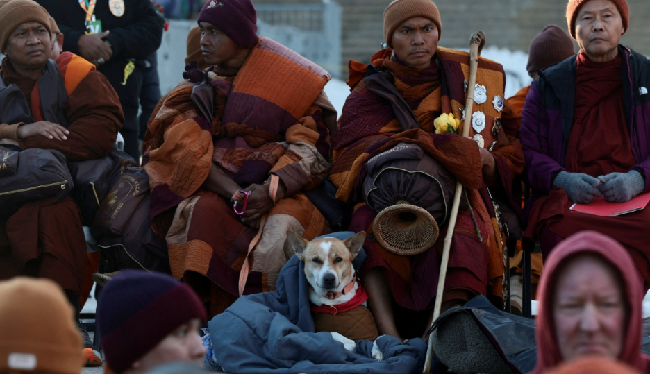 Monjes budistas reúnen a miles en el final de su Caminata por la Paz en Washington