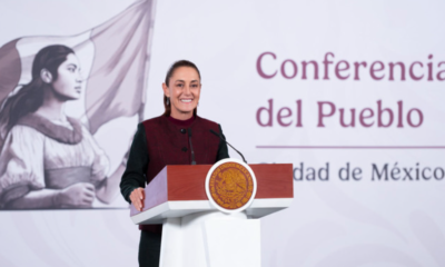 La Presidenta Claudia Sheinbaum Pardo anunció que enviará, el próximo lunes al Senado de la República, una iniciativa de reforma al artículo 127 de la Constitución Política para establecer que las pensiones de exfuncionarios de altos mandos de confianza no podrán exceder el 50 por ciento de las remuneraciones que percibe la persona titular del Ejecutivo Federal, salvo aquellas pensiones o jubilaciones previstas en las condiciones generales de trabajo, lo que permitirá recuperar alrededor de 5 mil millones de pesos (mdp) que se destinarán a los Programas para el Bienestar. “Es una reforma constitucional para que a partir de ahora la pensión sea la mitad de lo que gana el titular del Ejecutivo Federal como pensión. Lo que ganaron antes no se puede mover, pero a partir de ahora ya no se les puede seguir, en un gobierno que busca eliminar privilegios, pagando un millón de pesos mensuales de pensión o 300 mil pesos. “Quiero dejar muy en claro que no tiene que ver con trabajadores y trabajadoras con contratos colectivos, ahí si no porque esos son sus contratos, negociaciones históricas que han hecho. Nos estamos refiriendo a aquellos trabajadores de confianza, a los altos mandos que a la fecha con recursos públicos o sea recursos del pueblo les tenemos que seguir pagando altísimas pensiones”, enfatizó en la conferencia matutina “Las mañaneras del pueblo”. La consejera Jurídica del Ejecutivo Federal, Esthela Damián Peralta, detalló que la reforma se fundamenta en tres principios fundamentales: Austeridad Republicana, Humanismo Mexicano y Responsabilidad Financiera. Expuso que la propuesta está dirigida a eliminar las pensiones exorbitantes en organismos descentralizados, empresas públicas del Estado, fideicomisos públicos, empresas de participación estatal y la banca de desarrollo. La secretaria Anticorrupción y de Buen Gobierno, Raquel Buenrostro Sánchez, detalló que entre las pensiones exorbitantes entre personal de confianza destacan: Luz y Fuerza del Centro en Liquidación con 9 mil 457 extrabajadores que reciben una pensión de 100 mil a 1 millón de pesos, de los cuales, 3 mil 504 tienen una jubilación mayor al sueldo neto mensual de la Presidenta. En el caso de Petróleos Mexicanos (Pemex), 544 personas pensionadas reciben ingresos superiores a los de la Jefa del Ejecutivo Federal por un total de mil 827 mdp anuales. Respecto a la Comisión Federal de Electricidad (CFE), 2 mil 199 pensionados reciben montos superiores a los de la Presidenta de México, por 4 mil 496 mdp anuales. En Nacional Financiera (Nafin), nueve personas pensionadas reciben un ingreso superior a las percepciones netas de la Presidenta, por 16 mdp anuales. Del Banco Nacional de Obras y Servicios Públicos (Banobras), 19 pensionados perciben más que la primera mandataria por un monto de 37 mdp anuales. En el caso de Bancomext, son 22 personas pensionadas que reciben montos superiores a la Presidenta por 45 mdp anuales.