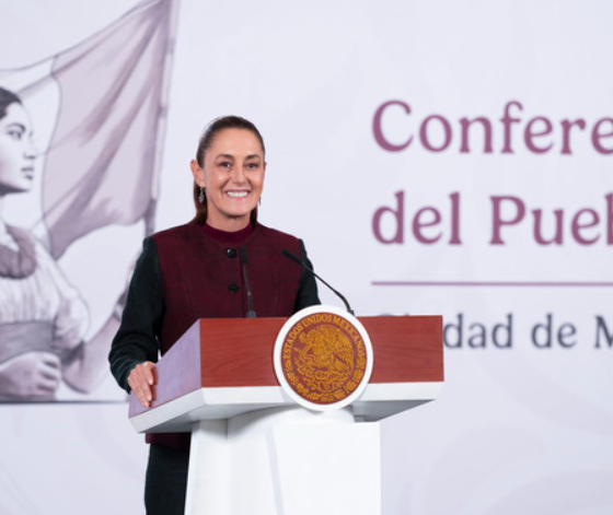 La Presidenta Claudia Sheinbaum Pardo anunció que enviará, el próximo lunes al Senado de la República, una iniciativa de reforma al artículo 127 de la Constitución Política para establecer que las pensiones de exfuncionarios de altos mandos de confianza no podrán exceder el 50 por ciento de las remuneraciones que percibe la persona titular del Ejecutivo Federal, salvo aquellas pensiones o jubilaciones previstas en las condiciones generales de trabajo, lo que permitirá recuperar alrededor de 5 mil millones de pesos (mdp) que se destinarán a los Programas para el Bienestar. “Es una reforma constitucional para que a partir de ahora la pensión sea la mitad de lo que gana el titular del Ejecutivo Federal como pensión. Lo que ganaron antes no se puede mover, pero a partir de ahora ya no se les puede seguir, en un gobierno que busca eliminar privilegios, pagando un millón de pesos mensuales de pensión o 300 mil pesos. “Quiero dejar muy en claro que no tiene que ver con trabajadores y trabajadoras con contratos colectivos, ahí si no porque esos son sus contratos, negociaciones históricas que han hecho. Nos estamos refiriendo a aquellos trabajadores de confianza, a los altos mandos que a la fecha con recursos públicos o sea recursos del pueblo les tenemos que seguir pagando altísimas pensiones”, enfatizó en la conferencia matutina “Las mañaneras del pueblo”. La consejera Jurídica del Ejecutivo Federal, Esthela Damián Peralta, detalló que la reforma se fundamenta en tres principios fundamentales: Austeridad Republicana, Humanismo Mexicano y Responsabilidad Financiera. Expuso que la propuesta está dirigida a eliminar las pensiones exorbitantes en organismos descentralizados, empresas públicas del Estado, fideicomisos públicos, empresas de participación estatal y la banca de desarrollo. La secretaria Anticorrupción y de Buen Gobierno, Raquel Buenrostro Sánchez, detalló que entre las pensiones exorbitantes entre personal de confianza destacan: Luz y Fuerza del Centro en Liquidación con 9 mil 457 extrabajadores que reciben una pensión de 100 mil a 1 millón de pesos, de los cuales, 3 mil 504 tienen una jubilación mayor al sueldo neto mensual de la Presidenta. En el caso de Petróleos Mexicanos (Pemex), 544 personas pensionadas reciben ingresos superiores a los de la Jefa del Ejecutivo Federal por un total de mil 827 mdp anuales. Respecto a la Comisión Federal de Electricidad (CFE), 2 mil 199 pensionados reciben montos superiores a los de la Presidenta de México, por 4 mil 496 mdp anuales. En Nacional Financiera (Nafin), nueve personas pensionadas reciben un ingreso superior a las percepciones netas de la Presidenta, por 16 mdp anuales. Del Banco Nacional de Obras y Servicios Públicos (Banobras), 19 pensionados perciben más que la primera mandataria por un monto de 37 mdp anuales. En el caso de Bancomext, son 22 personas pensionadas que reciben montos superiores a la Presidenta por 45 mdp anuales.